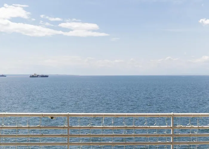 Infinity & Beyond By Halu! - Seafront Apartment Thessaloniki